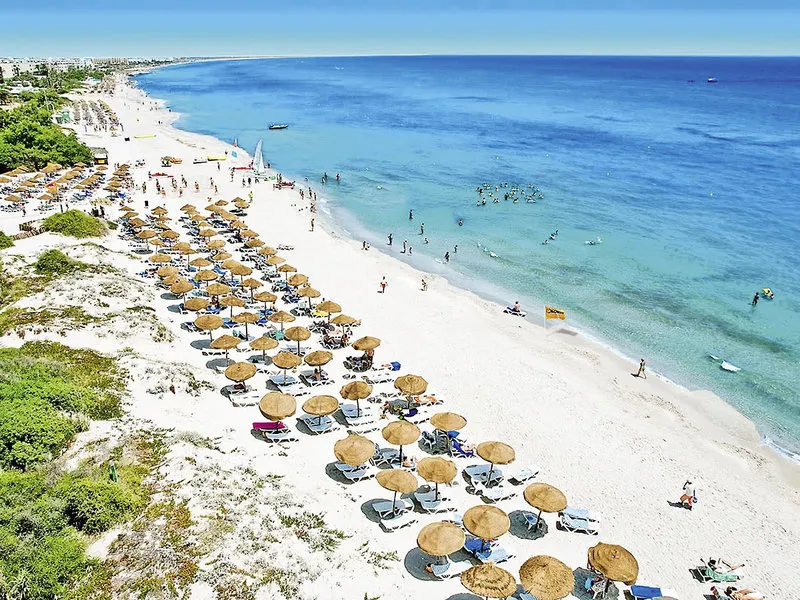 Pogled iz zraka na peščeno plažo s senčniki