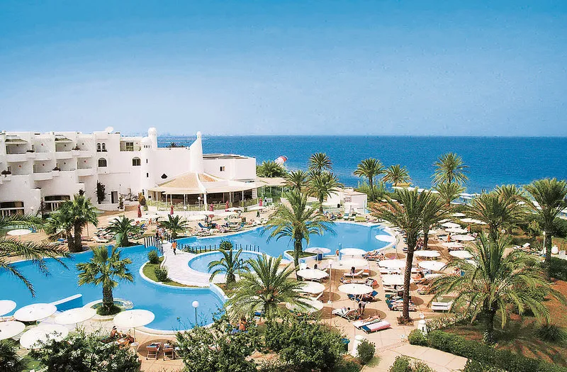 Pogled na bazenski kompleks in morje v hotelu El Mouradi Skanes