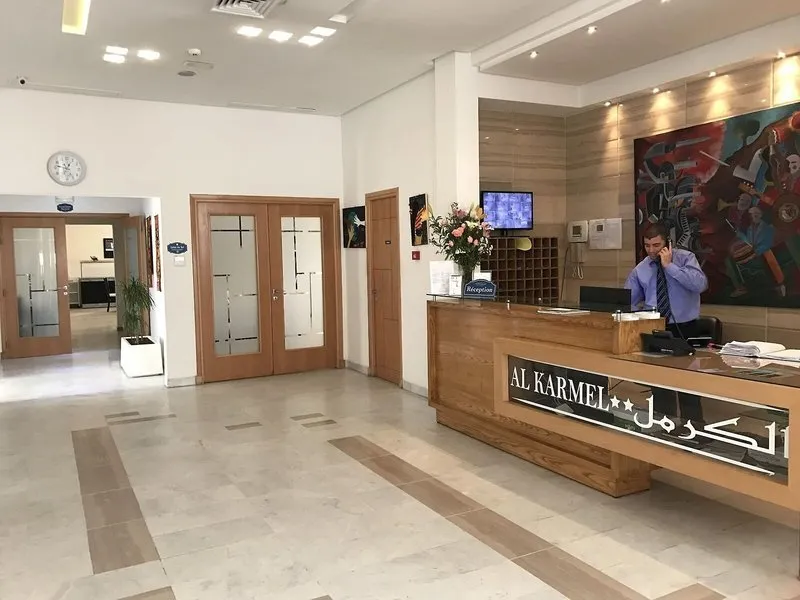 Sprejemni pult in recepcija hotela Al Karmel