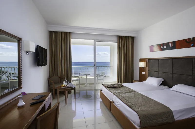 Sodobno opremljena soba s pogledom na morje