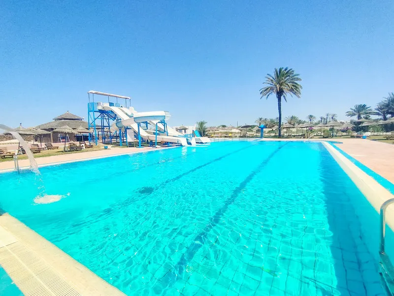 Velik zunanji bazen s tobogani v hotelu Neptunia Beach