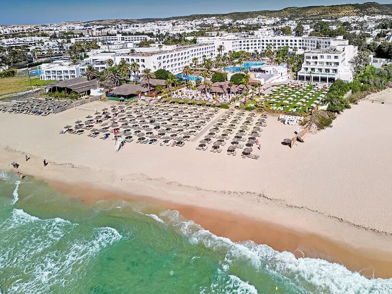 Zračni posnetek hotela Nozha Beach in peščene plaže