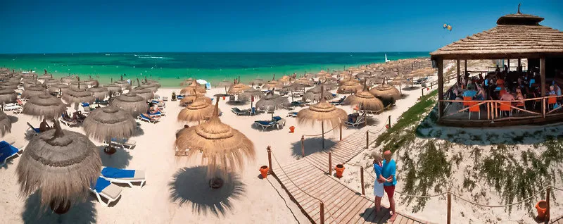 Peščena plaža hotela Riviera s senčniki