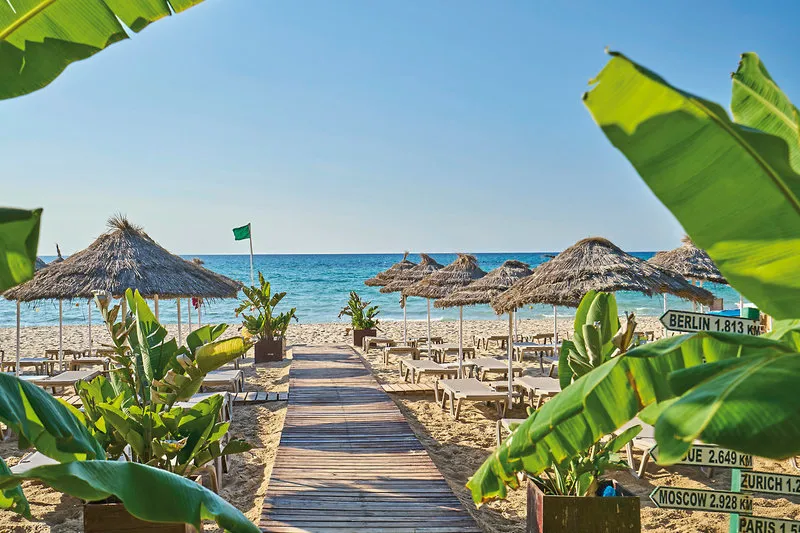 Urejena peščena plaža s senčniki