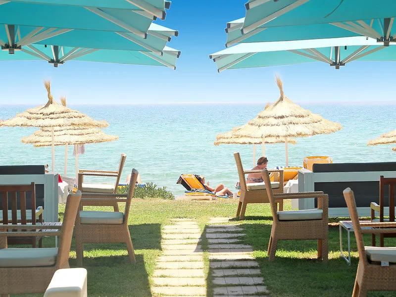 Pogled na turkizno morje in plažo s terase