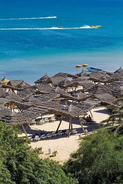 Pogled na peščeno plažo in turkizno morje v Hammametu